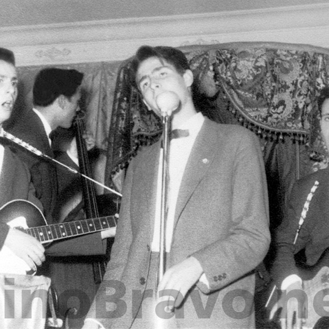 Imagen biografía Nino Bravo actuando con los Hispánicos