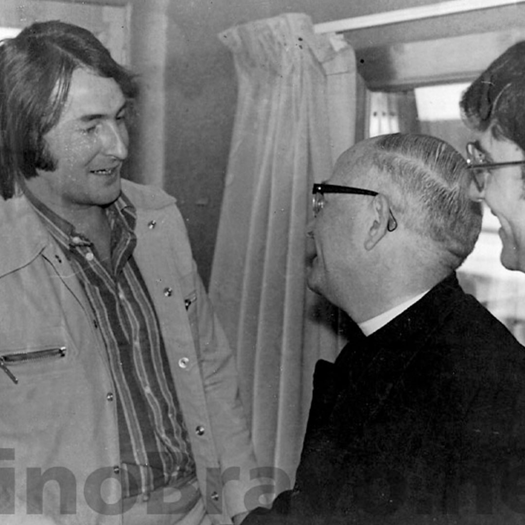 Imagen biografía Nino Bravo con arcipreste Alzira