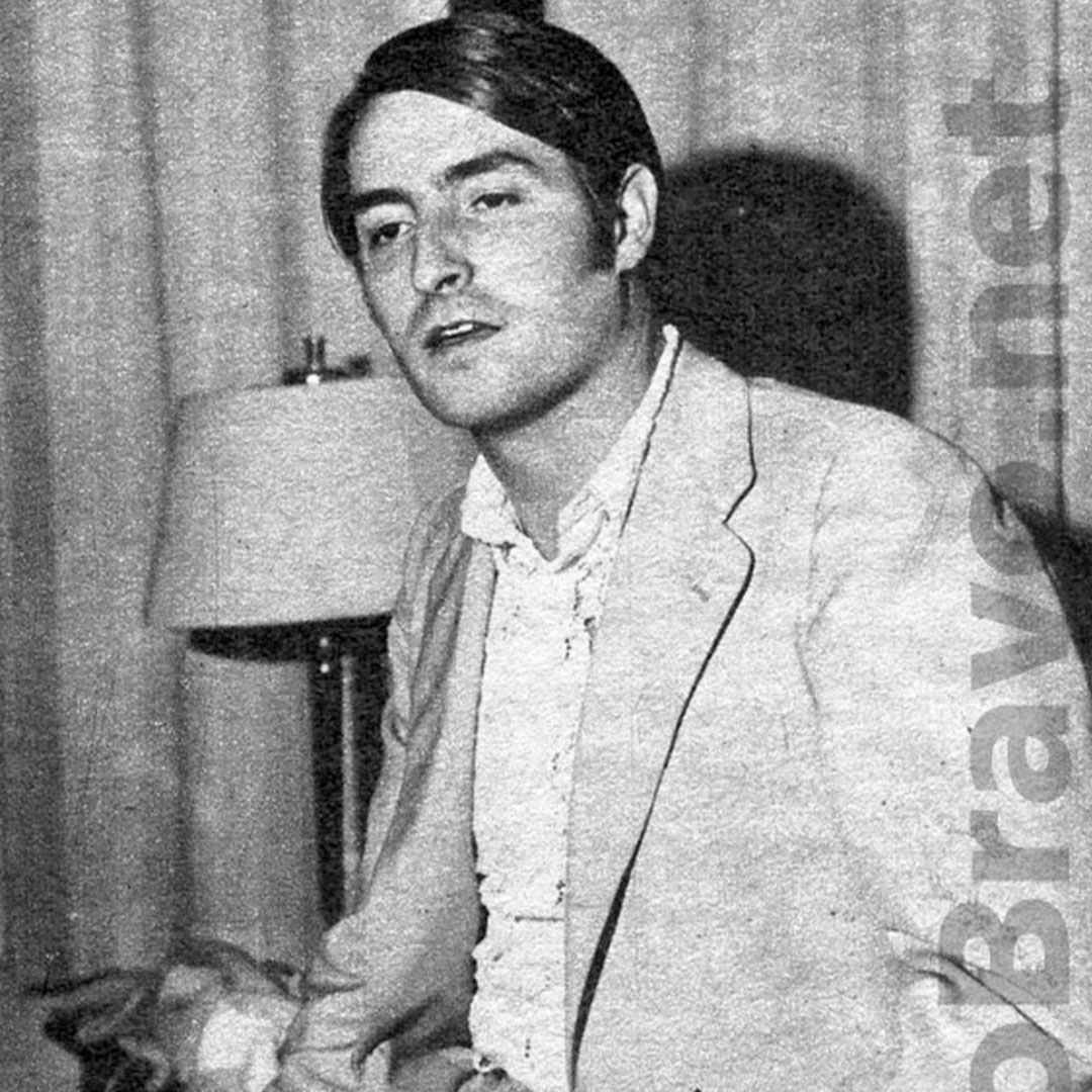 Imagen biografía Nino Bravo en las oficinas de su casa